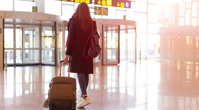 How to go from Madrid-Barajas Airport to the city center (without luggage)
