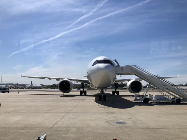 Consigna de equipaje en el Aeropuerto de Lisboa: Taquillas y precios (2026)