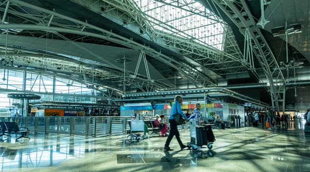 Where to store luggage at Porto Airport: Complete guide