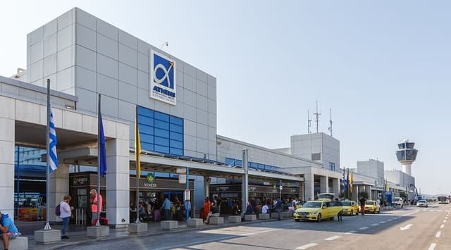 Jak se dostat z letiště v Aténách do centra města (bez zavazadel)