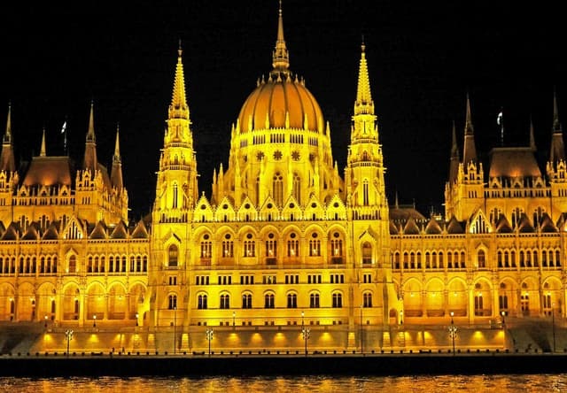 Consigna de equipaje en el Aeropuerto de Budapest: Precios y opciones (2026)