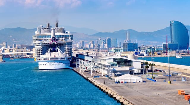 Where to store luggage at Barcelona cruise port: Complete guide