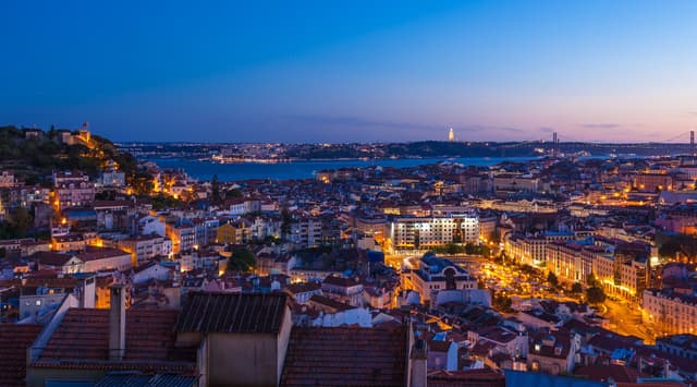 19 Things to do in Lisbon at night (local tips + hidden gems)